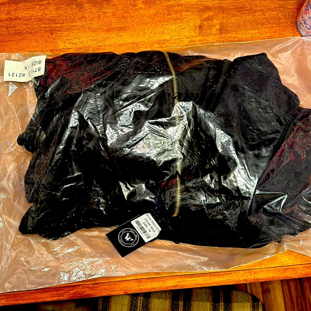 Size 1X NWT Black with gold zippers, Smoke Free Home Bought from Khols